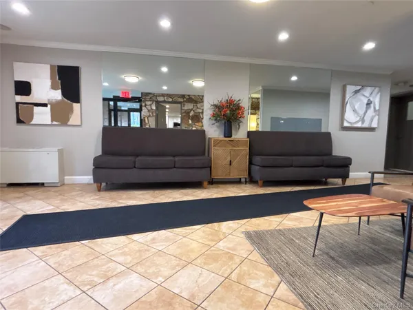 $1,825 | 30 Barstow Road, Unit LL4, Great Neck, NY 11021