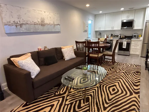 $1,825 | 30 Barstow Road, Unit LL4, Great Neck, NY 11021