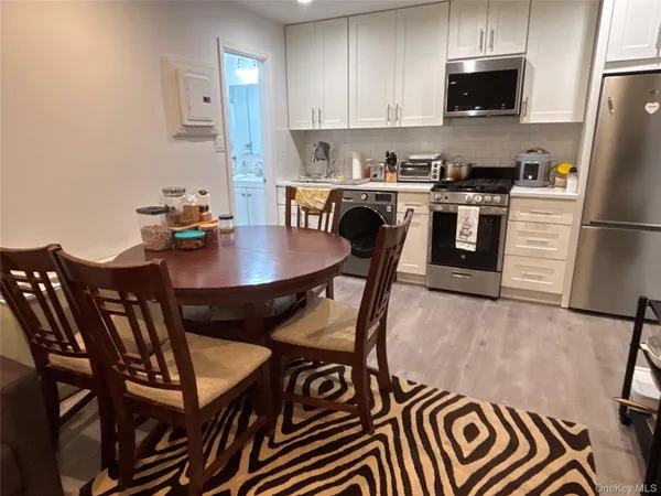 $1,825 | 30 Barstow Road, Unit LL4, Great Neck, NY 11021