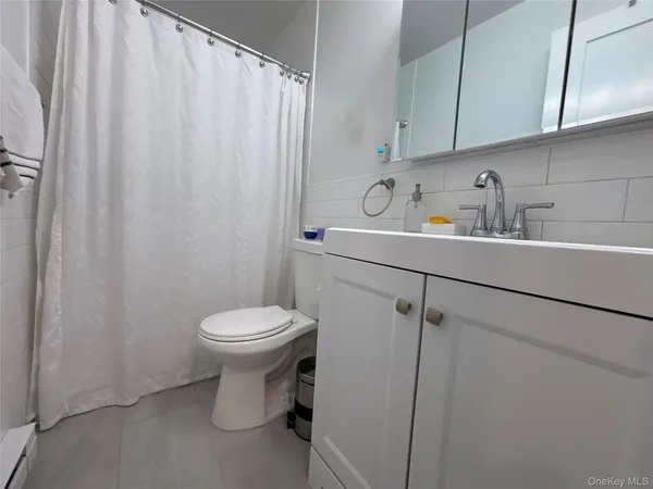 $1,825 | 30 Barstow Road, Unit LL4, Great Neck, NY 11021