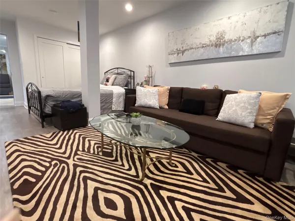 $1,825 | 30 Barstow Road, Unit LL4, Great Neck, NY 11021