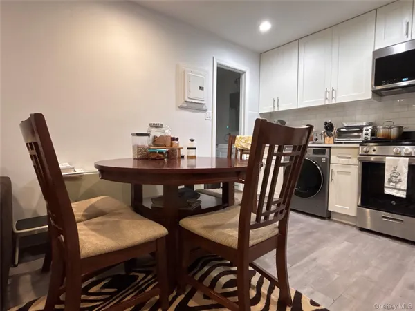 $1,825 | 30 Barstow Road, Unit LL4, Great Neck, NY 11021