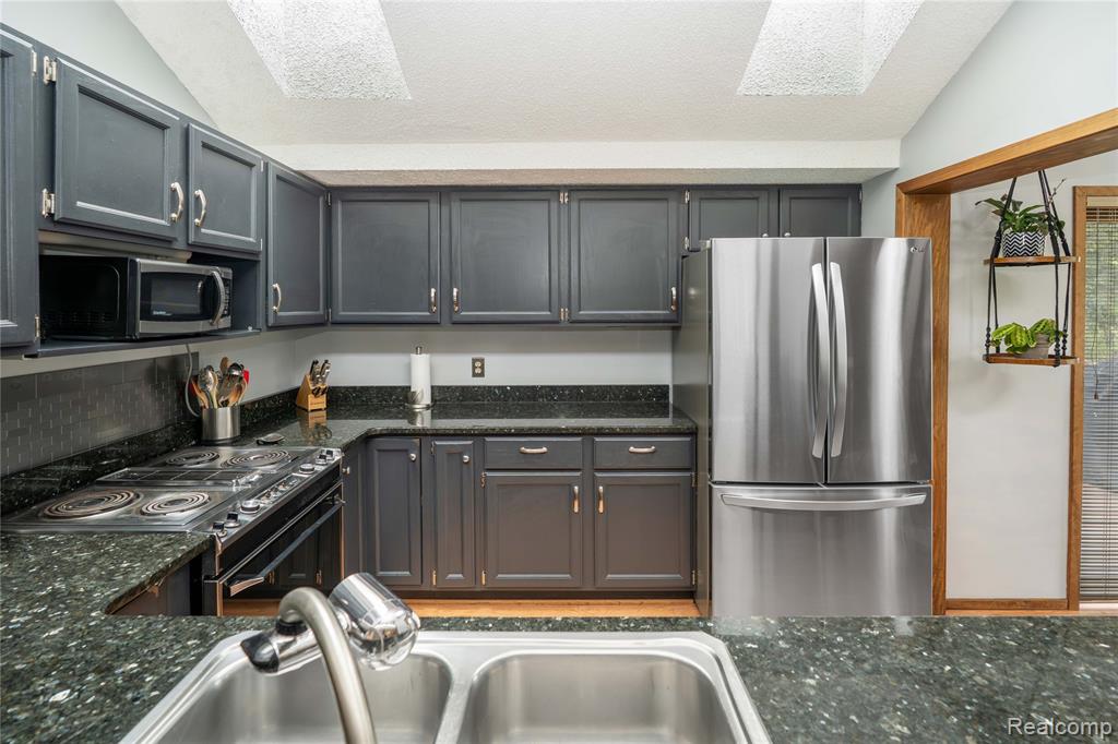 2725 Cooley Lake Road Highland, MI 48356 - Photo 27 of 63