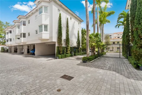 $1,099,000 | 261 Navarre Avenue, Unit B1, Coral Gables, FL 33134