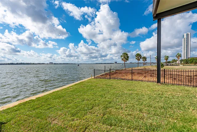 $899,000 | 4405 Davis Lane, Seabrook, TX 77586