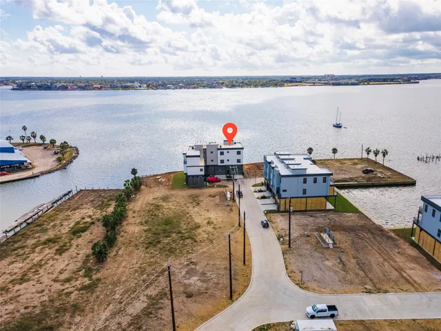 $899,000 | 4405 Davis Lane, Seabrook, TX 77586