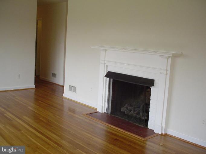 5829 Lebanon Road Alexandria, VA 22310 - Photo 3 of 20 Living Room