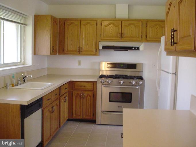 5829 Lebanon Road Alexandria, VA 22310 - Photo 5 of 20 Kitchen