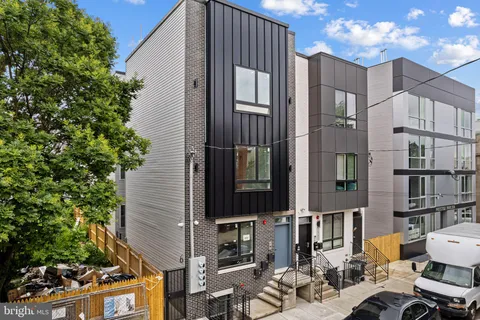 a view of backyard of the house