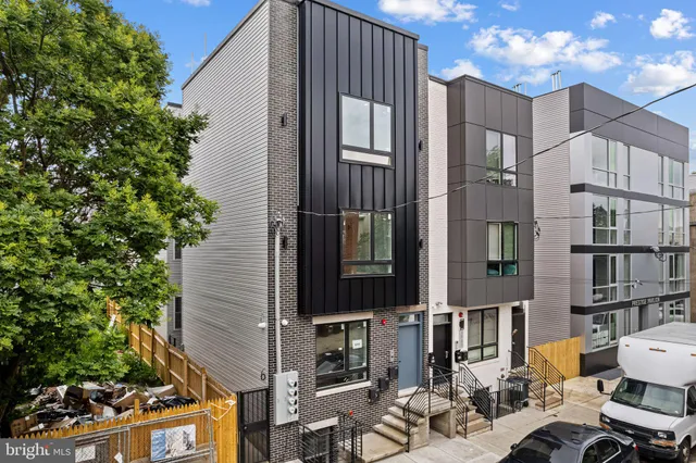 a view of backyard of the house