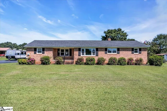 $230,000 | 207 Lynn Avenue, Laurens, SC 29360