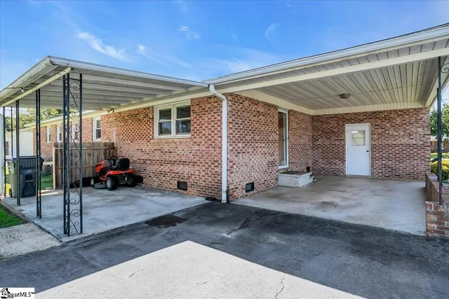 $230,000 | 207 Lynn Avenue, Laurens, SC 29360