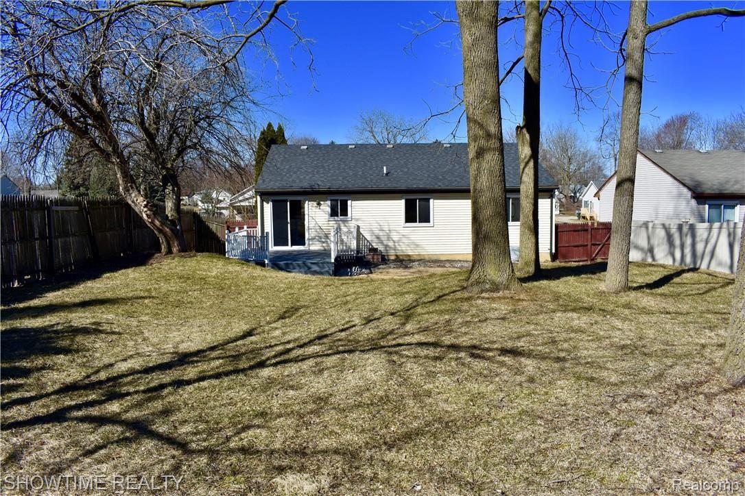 3065 York Road Rochester, MI 48309 - Photo 39 of 46 fullsizeoutput_724.jpeg