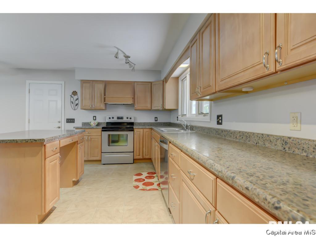 49 Inverness Road Springfield, IL 62704 - Photo 12 of 36