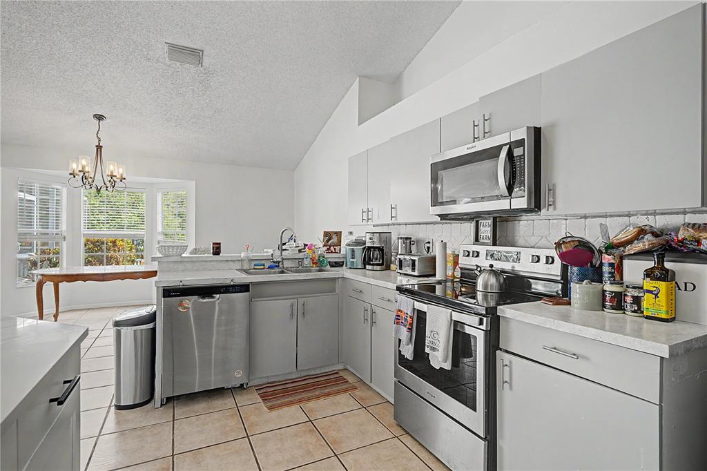 7201 Forestedge Court New Port Richey, FL 34655 - Photo 9 of 37
