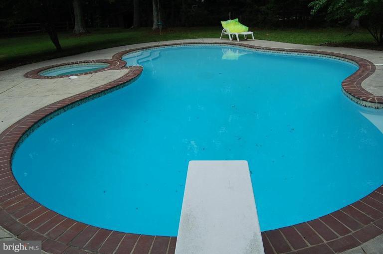 10901 Equestrian Court Reston, VA 20190 - Photo 12 of 18 Note the whirlpool to the left!