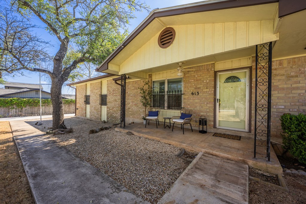 613 Harper Road Kerrville, TX 78028 - Photo 3 of 33