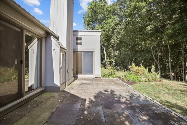 a view of a house with backyard and garden