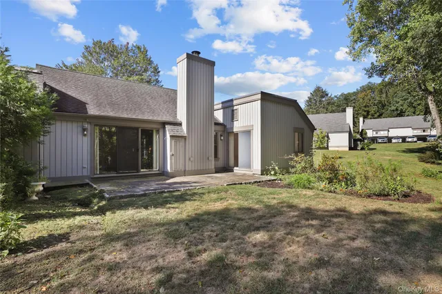 a view of a backyard with pathway