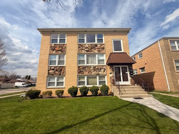 $2,850 | 4220 Oakton Street, Unit 2, Skokie, IL 60076