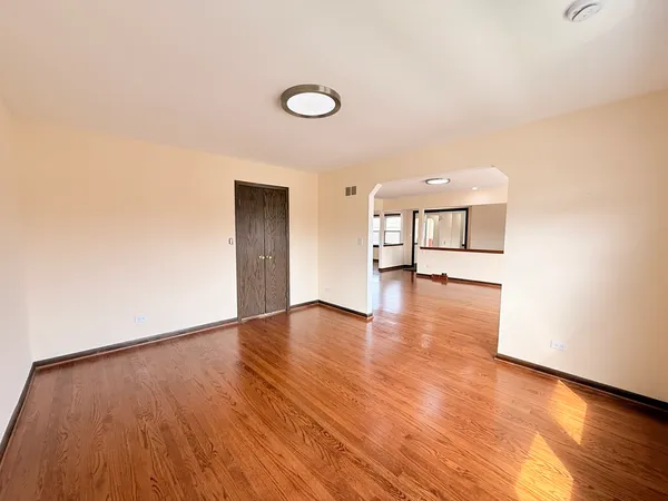 $2,850 | 4220 Oakton Street, Unit 2, Skokie, IL 60076