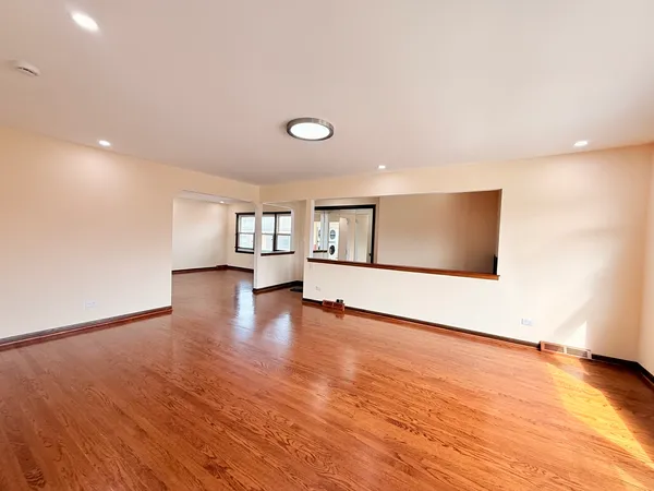 $2,850 | 4220 Oakton Street, Unit 2, Skokie, IL 60076