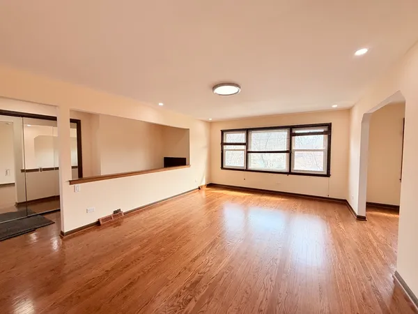 $2,850 | 4220 Oakton Street, Unit 2, Skokie, IL 60076