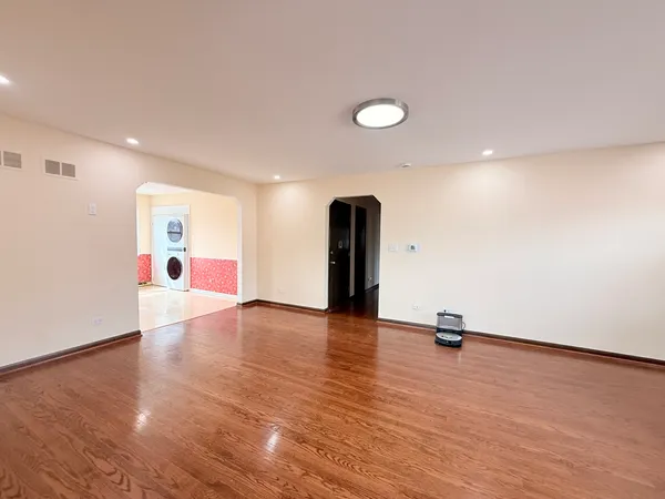 $2,850 | 4220 Oakton Street, Unit 2, Skokie, IL 60076