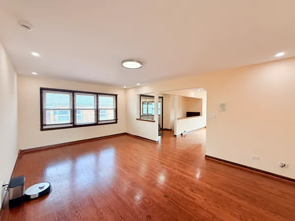 $2,850 | 4220 Oakton Street, Unit 2, Skokie, IL 60076