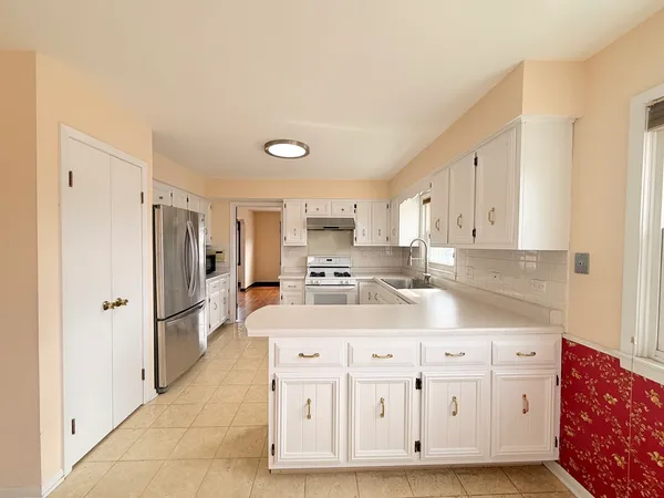 $2,850 | 4220 Oakton Street, Unit 2, Skokie, IL 60076