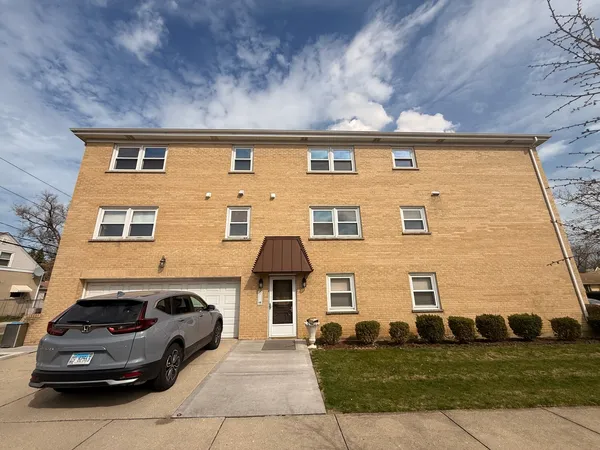 $2,850 | 4220 Oakton Street, Unit 2, Skokie, IL 60076