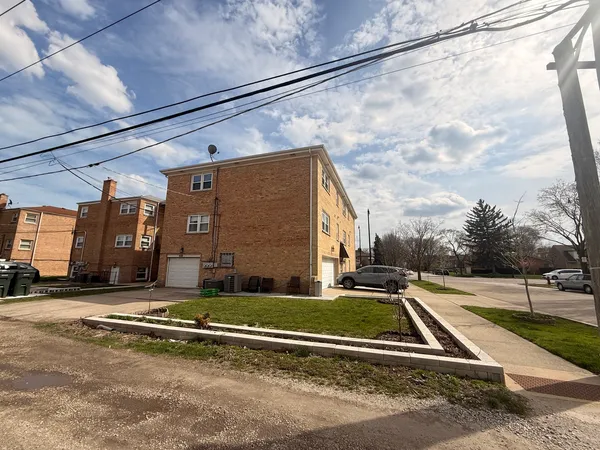 $2,850 | 4220 Oakton Street, Unit 2, Skokie, IL 60076