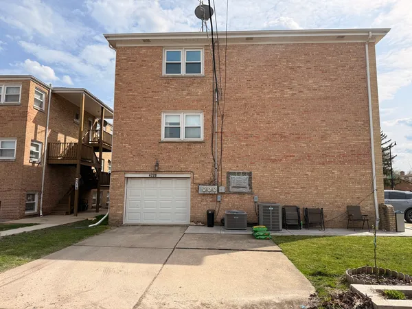 $2,850 | 4220 Oakton Street, Unit 2, Skokie, IL 60076