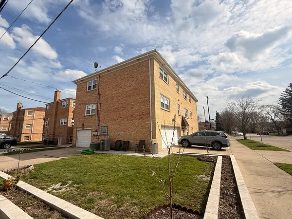 $2,850 | 4220 Oakton Street, Unit 2, Skokie, IL 60076