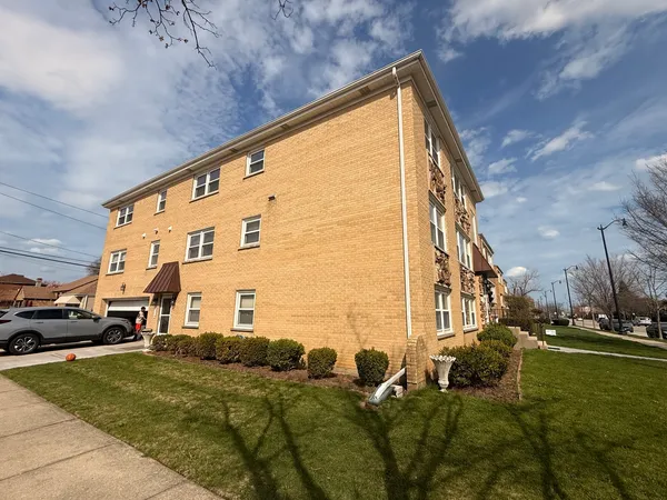 $2,850 | 4220 Oakton Street, Unit 2, Skokie, IL 60076