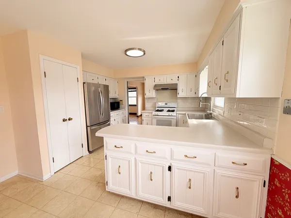 $2,850 | 4220 Oakton Street, Unit 2, Skokie, IL 60076