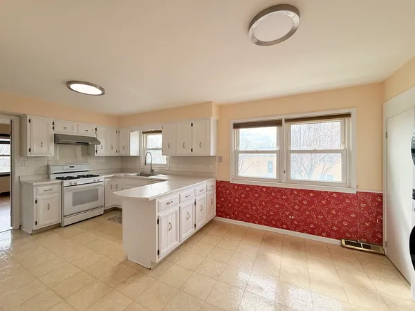 $2,850 | 4220 Oakton Street, Unit 2, Skokie, IL 60076