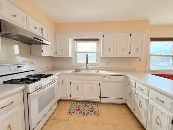 $2,850 | 4220 Oakton Street, Unit 2, Skokie, IL 60076