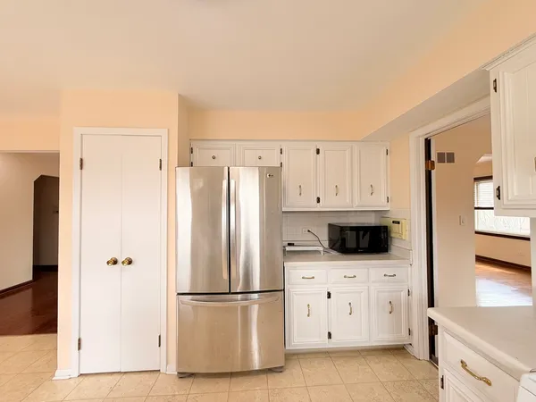 $2,850 | 4220 Oakton Street, Unit 2, Skokie, IL 60076