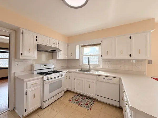 $2,850 | 4220 Oakton Street, Unit 2, Skokie, IL 60076