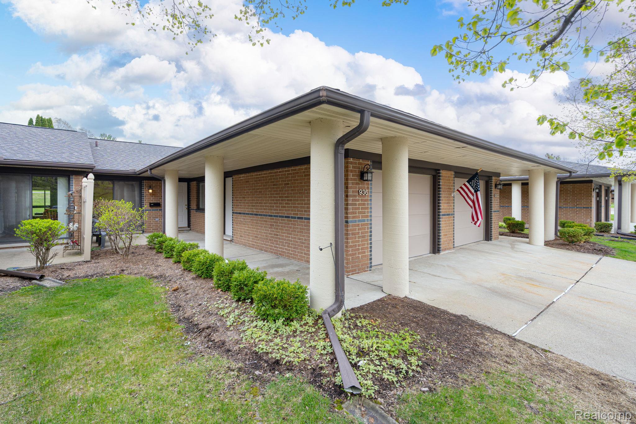 936 Wexford Way Rochester, MI 48307 - Photo 2 of 35 2-web-or-mls-exteriors 2.jpg