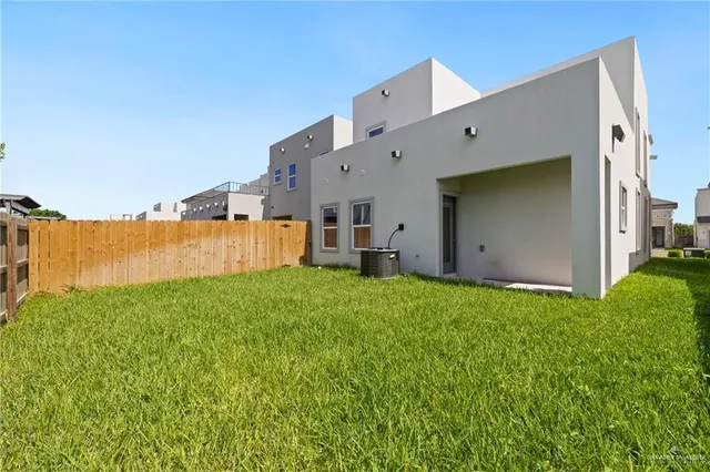 a view of a house with backyard and garden