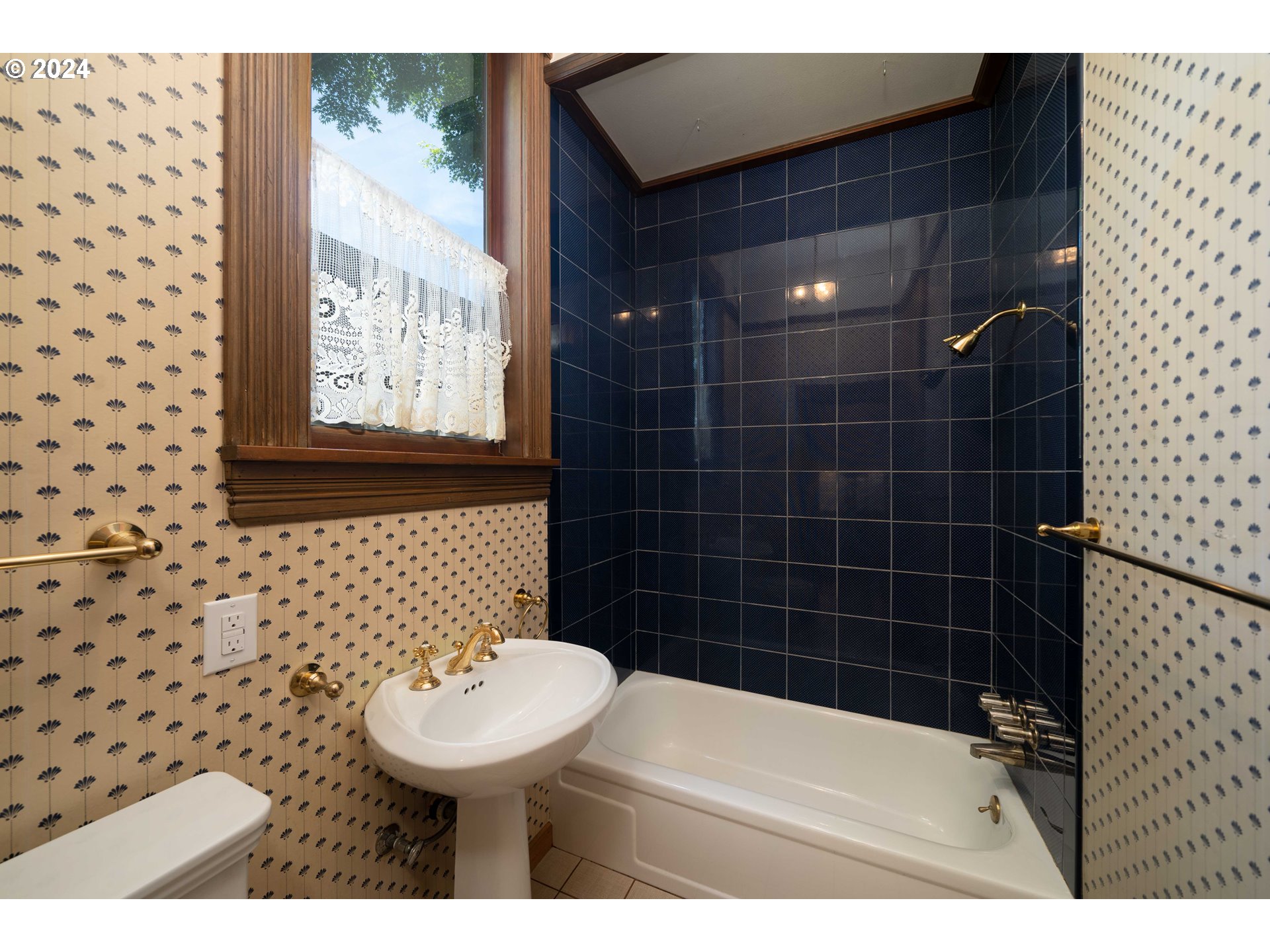 726 Northwest 22nd Avenue Portland, OR 97210 - Photo 24 of 46 Bathroom