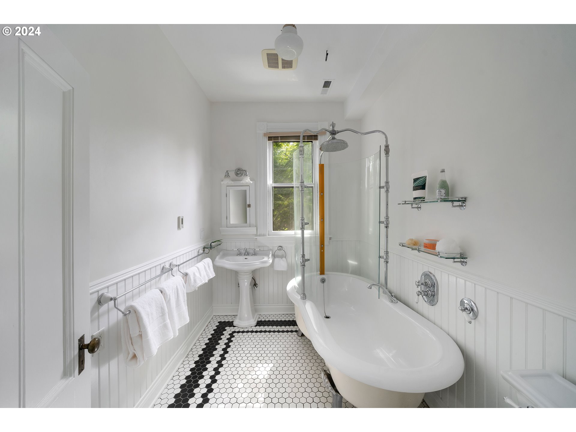 726 Northwest 22nd Avenue Portland, OR 97210 - Photo 29 of 46 Bathroom