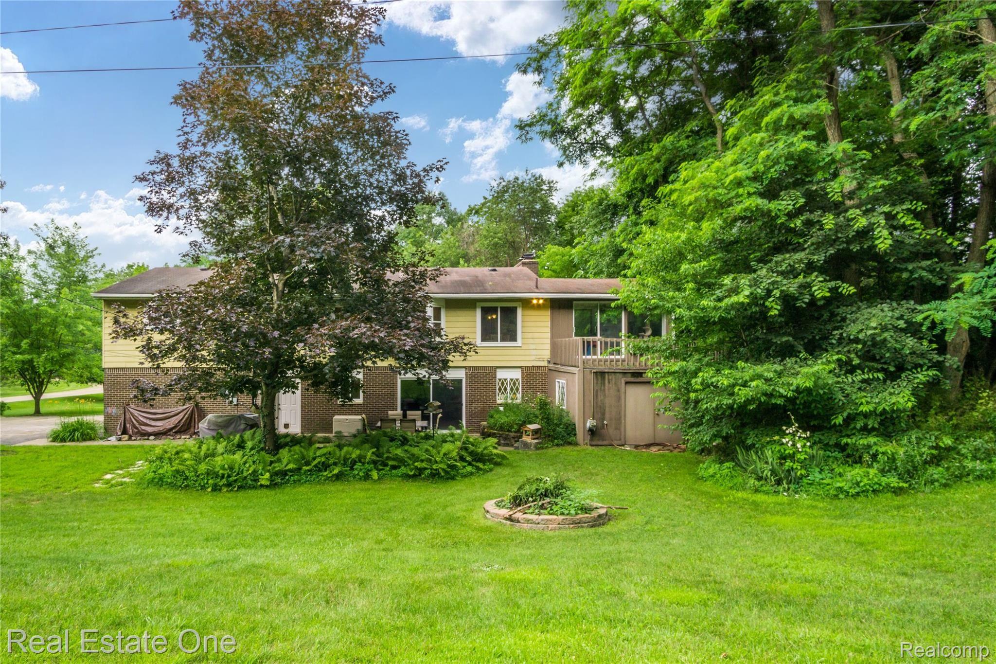 445 Martindale Road Milford, MI 48381 - Photo 19 of 52 Exteriors (5 of 8).jpg