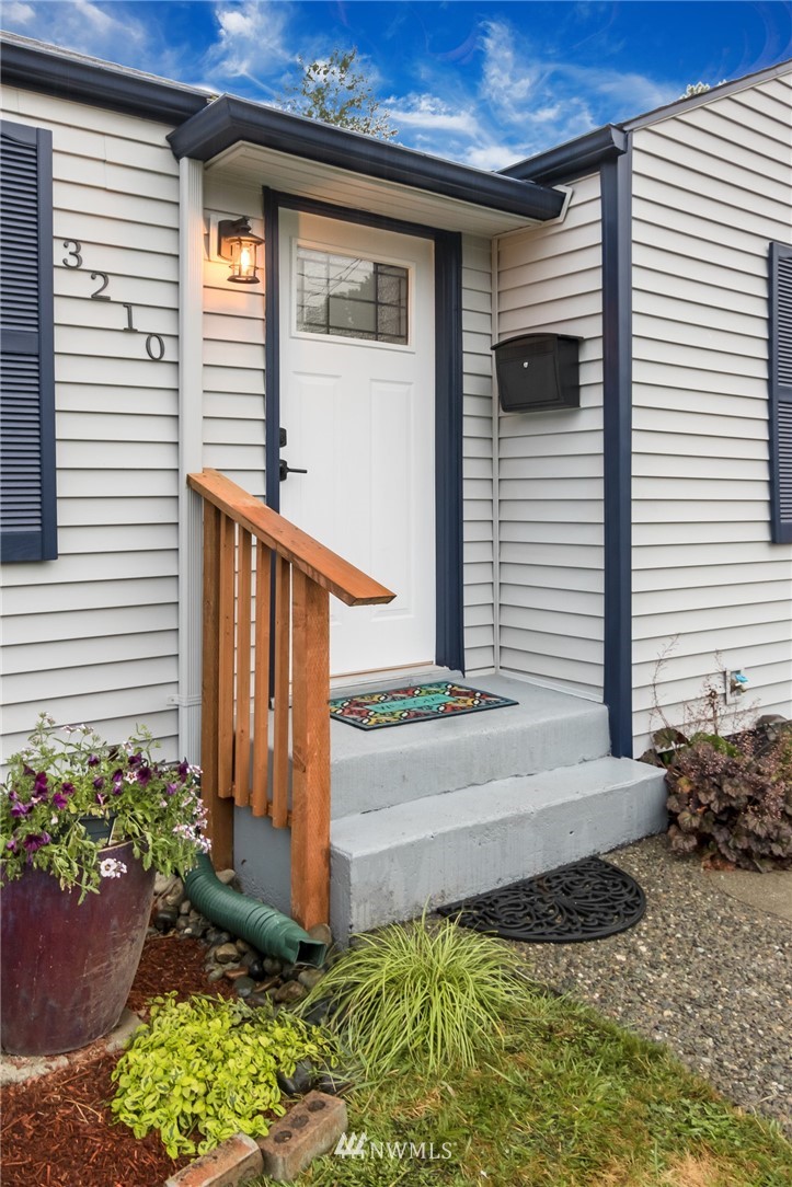 3210 Southeast 5th Street Renton, WA 98058 - Photo 3 of 23