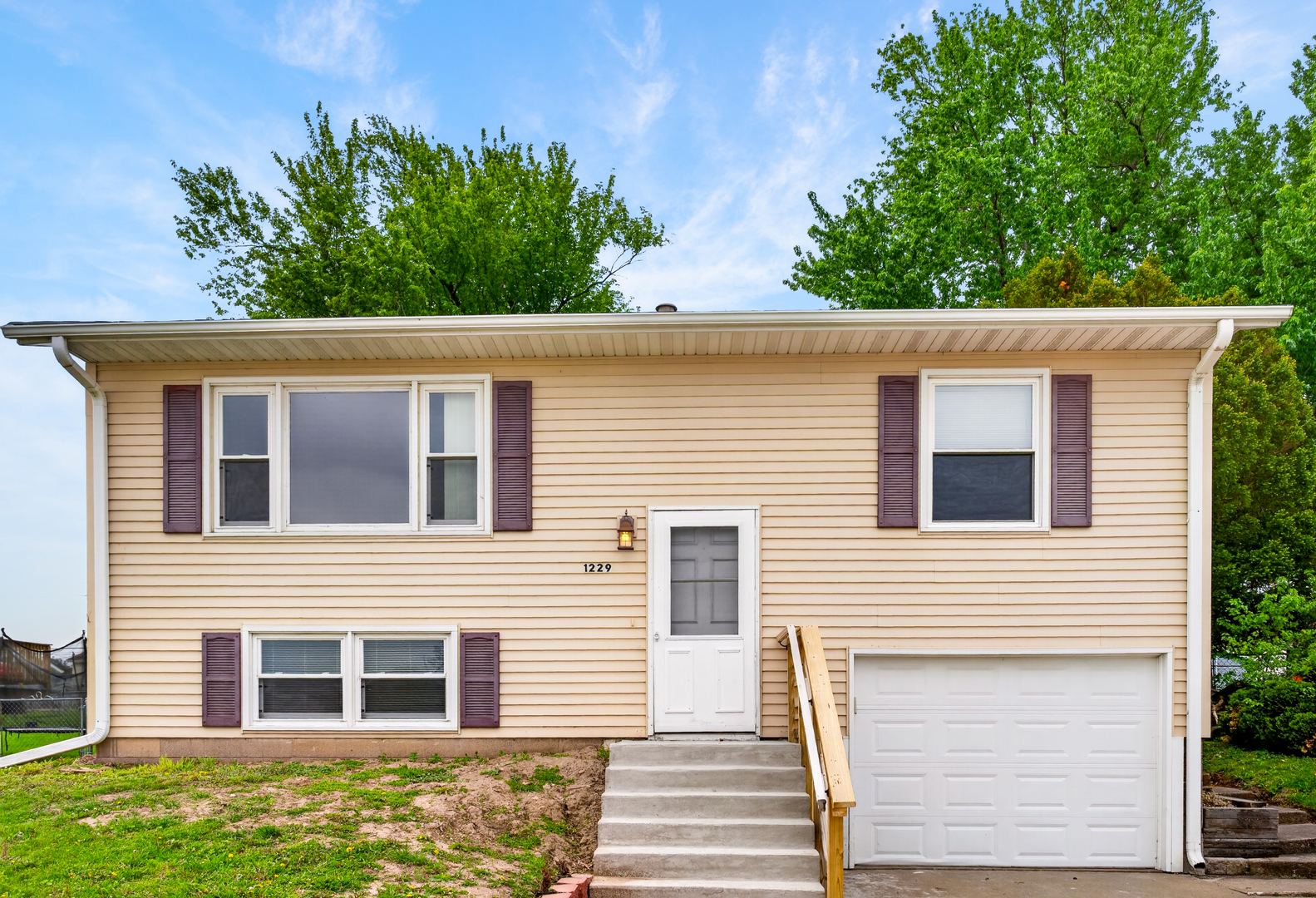 1229 13th Avenue North Clinton, IA 52732 - Photo 1 of 26 front view of a house