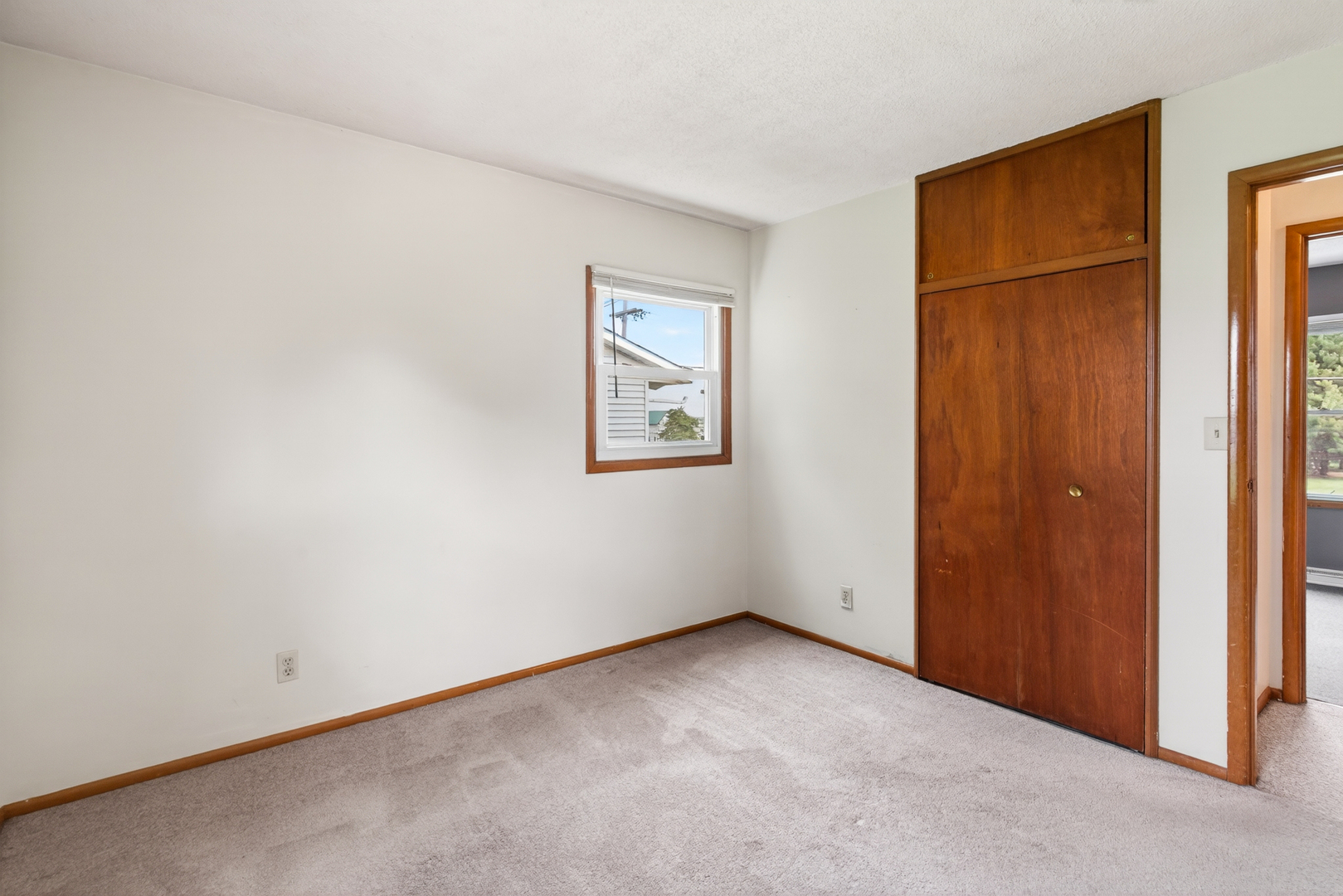 1229 13th Avenue North Clinton, IA 52732 - Photo 14 of 26 an empty room with windows