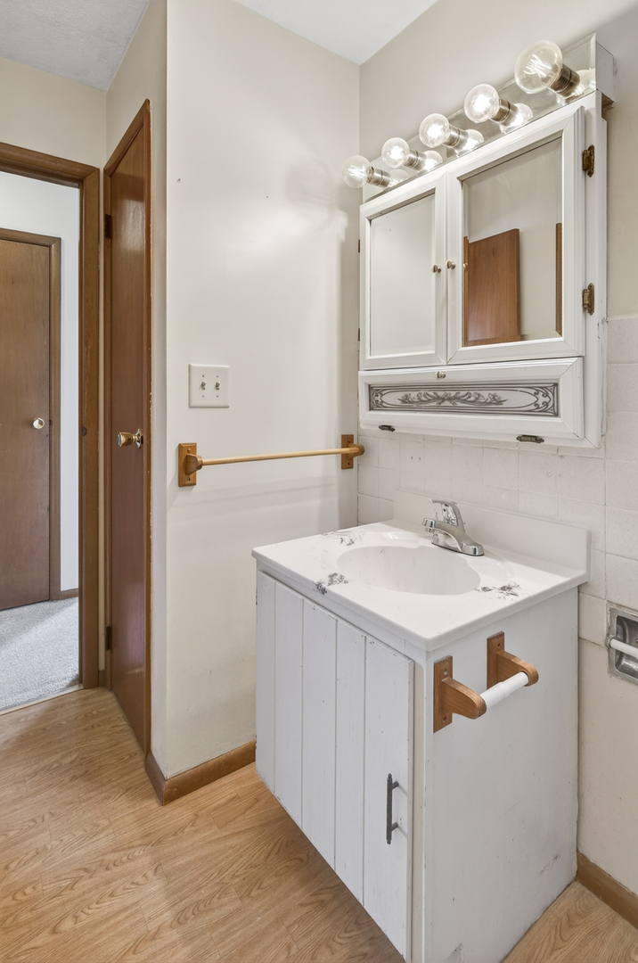 1229 13th Avenue North Clinton, IA 52732 - Photo 18 of 26 a utility room with cabinets washer and dryer