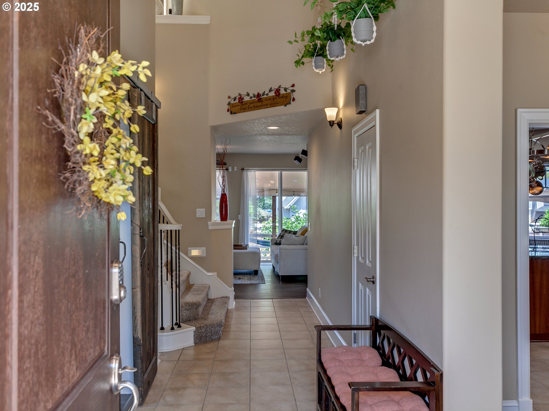 7913 Southwest Leiser Lane Portland, OR 97224 - Photo 4 of 35 Entrance/Foyer